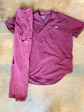 Figs Men's Short Sleeve Scrub Set - Maroon